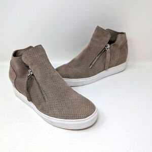 Women's Steve Madden suede ankle bootie. Size 8.5. Tan